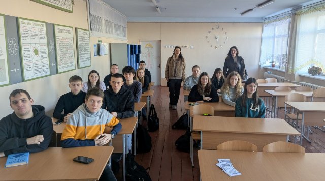 Викладачі кафедри української мови та славістики з одинадцятикласниками Підволочиського ліцею імені І. Франка під час профорієнтаційної зустрічі